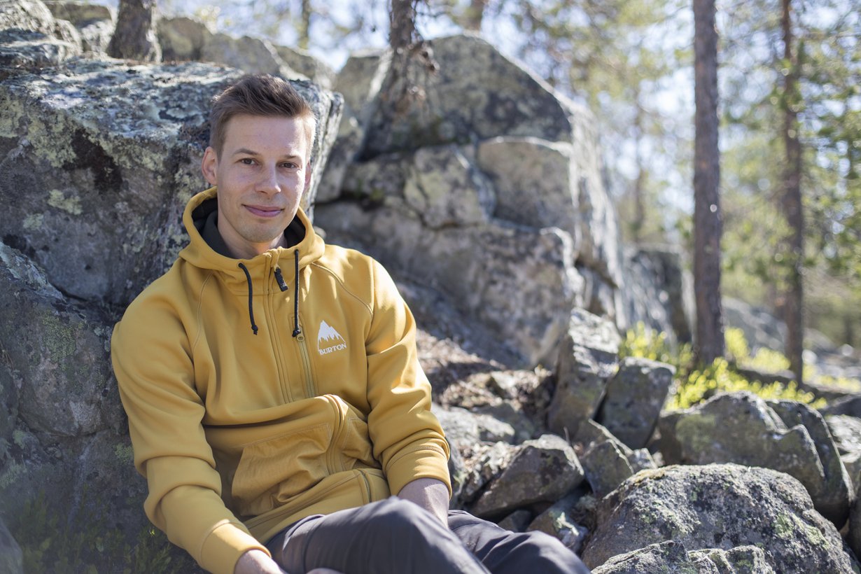 Anssi on ottanut nyt kymmenkuisen Nuutin alusta alkaen mukaan juoksu- ja hiihtolenkeile. Kuva: Kaisa Sirén