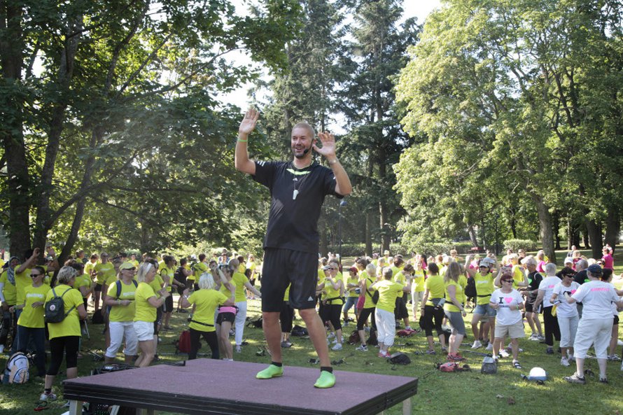 Marco vet&auml;&auml; l&auml;mmittelyjumppaa.