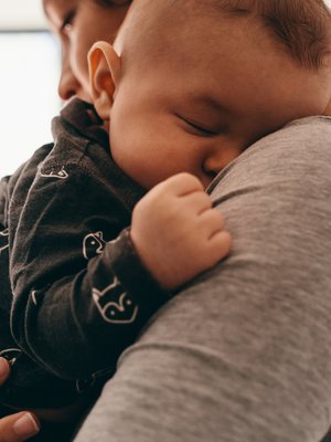 Jaahas, taasko mennään? Vanhemman askellus voi rauhoittaa kiukkuisenkin pikkutyypin. Kuva: <span class="photographer">iStockphoto</span>