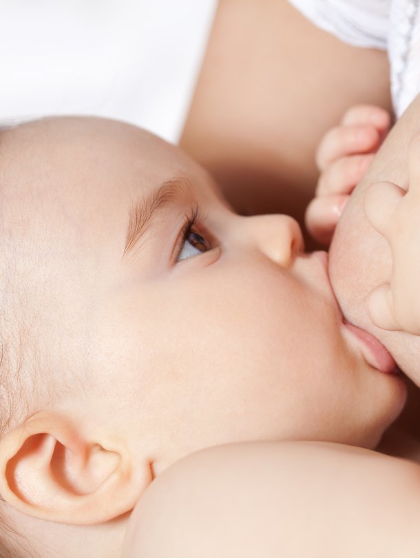 Vauva syö rintaa kuin hampurilaista. Tämä tarkoittaa sitä, että vauva saa rintaa mahdollisimman paljon suuhunsa, ei pelkästään nänniä. Kuva: <span class="photographer">iStockphoto</span>