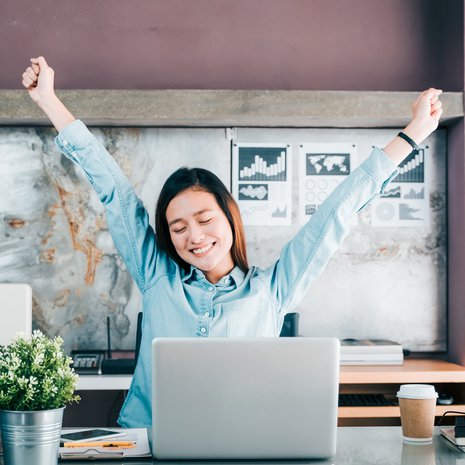 Tee välillä vastaliikkeitä työskentely- tai selailuasennolle: ojenna ylävartaloa ja selkää, avaa rintakehää.