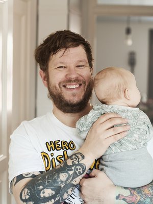 Samaen perhe kasvoi joulukuussa pienellä tyttärellä. Samae haluaa olla osallistuva isä, joka on mukana kaikessa arjessa. Kuva: <span class="photographer">Piia Arnould</span>