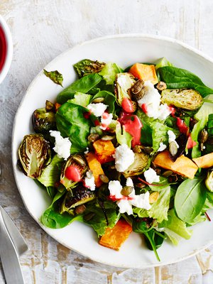 Talvisalaatti on mainio vegealkupala. Vadelmavinaigrette antaa vuohenjuustolle ja kasviksille ihanan makuparin.