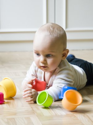 Ensimmäisen puolen vuoden aikana vauva kurottelee lähellään olevia esineitä kiinnostuneena. Kuva: <span class="photographer">iStockphoto</span>