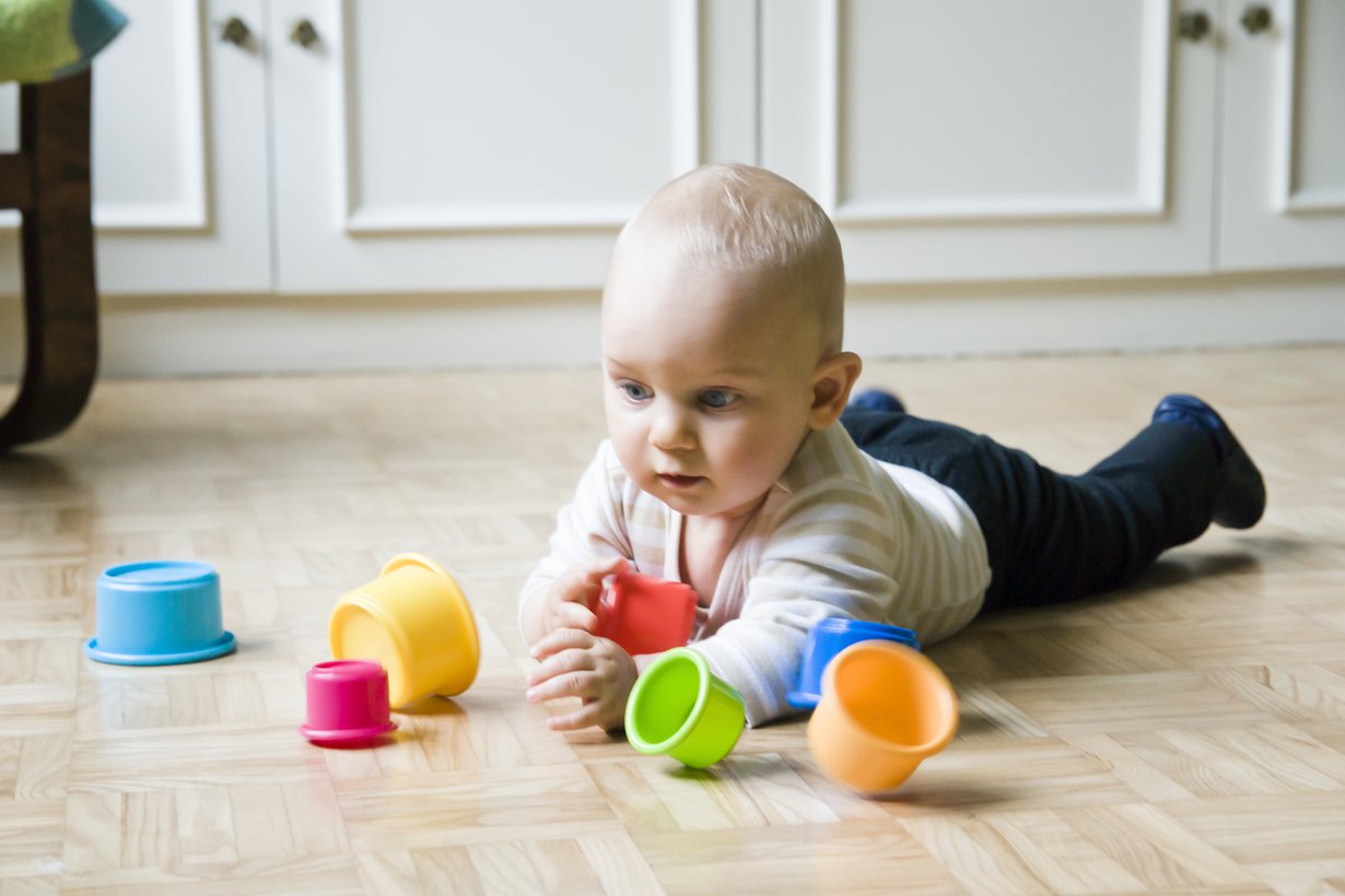 Ensimmäisen puolen vuoden aikana vauva kurottelee lähellään olevia esineitä kiinnostuneena. Kuva: iStockphoto