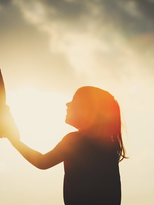 Myös isän synnytyksen jälkeinen masennus on tärkeää tunnistaa, sillä se vaikuttaa erityisesti tyttöjen mielenterveyteen. Kuva: <span class="photographer">iStockphoto</span>