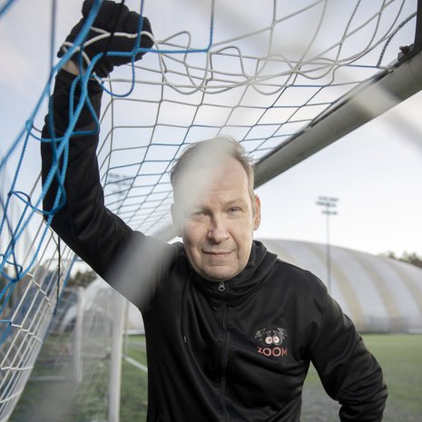 Niko Saarela ryhtyi freelanceriksi. "Askeleeni ovat hyvin kevyitä nyt, kun olen vapaa ja on aikaa ajatella asioita. Ehdin nähdä lapsianikin enemmän", Niko kertoo.