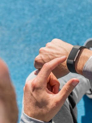 Monella on aktiivisuusranneke tai älysormus, mutta verenpainemittaria ei löydy. Hyvä olkavarsimittari tulisi olla joka kodissa, Sydänliiton ylilääkäri Anna-Mari Hekkala sanoo.