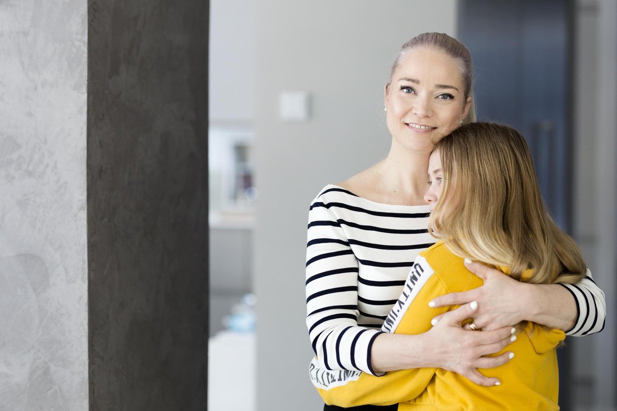 Tähän saa tulla. Pippa Laukka sanoo, että syömishäiriö toi armollisuutta äitiyteen. ”Paranin, kun tulin äidiksi ja ymmärsin, että äitinä en voi koskaan olla täydellinen.” Kuva: Heli Blåfield