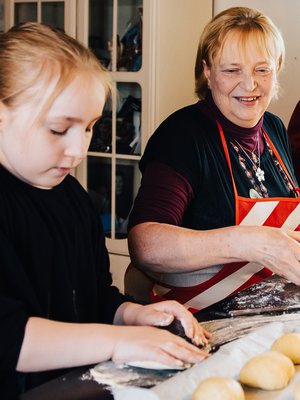 Veeti, 18, Valtteri, 16, Venni, 13, ja Pinja, 10, käyvät usein kertomassa mummille kuulumisia heti koulun jälkeen, kun vanhemmat eivät ole kotona. Tällä kertaa leipomispuuhissa ovat Pinja ja Valtteri. Kuva: <span class="photographer">Jesse Karjalainen</span>
