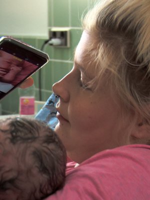 Emman tukena synnytyksessä oli hänen siskonsa. Kuva: <span class="photographer">Nelonen Media</span>