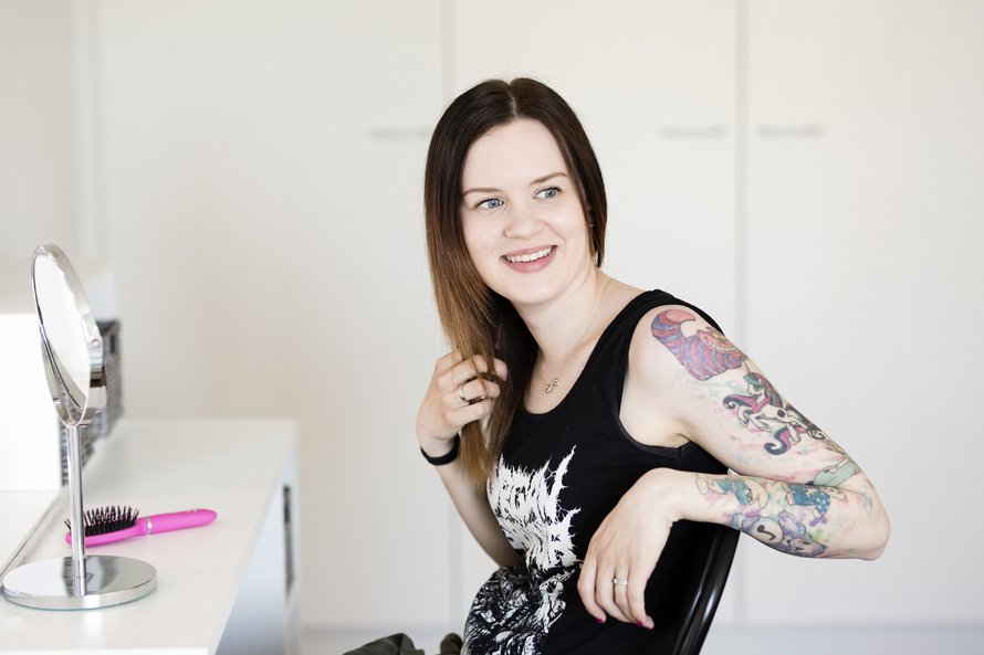 Ninan käsivarteen on tatuoitu satuhahmoja. Iholla on tyttärille halinallet, pikkusiskolle ja kummilapsille on omistettu omat hahmonsa.