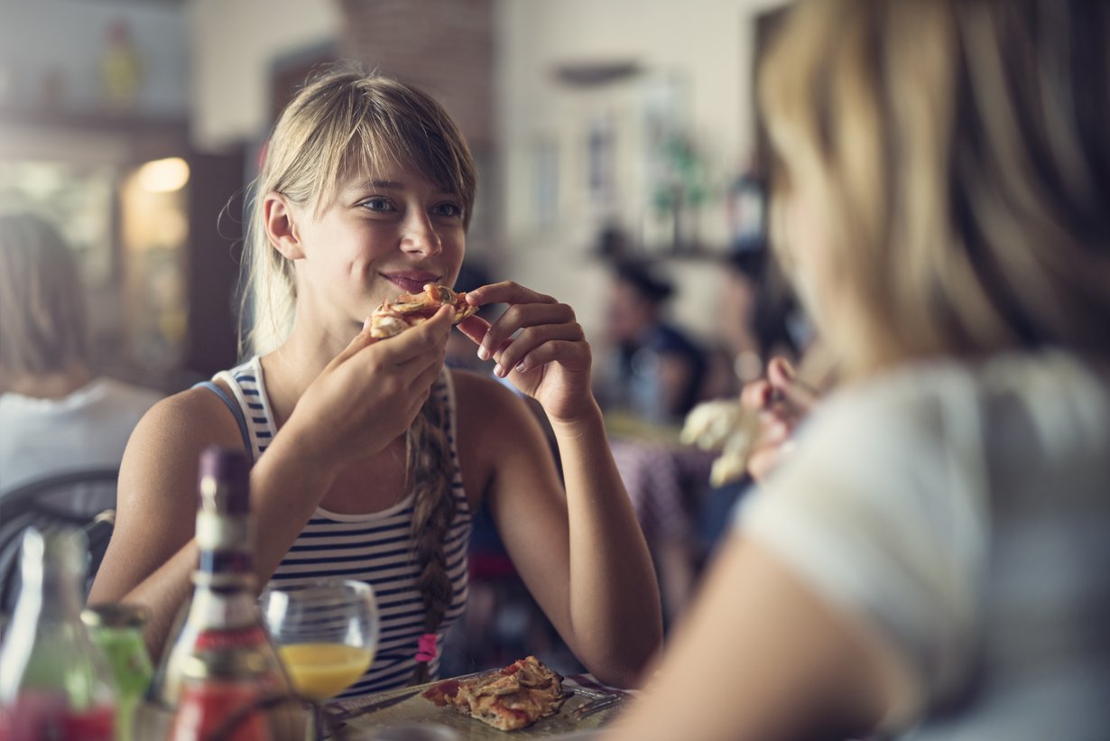 Pizzalle ja leffaan vain kahden teinin kanssa? Ruokailun lomassa voi olla helppo löytää keskusteluyhteys. Kuva: iStockphoto.