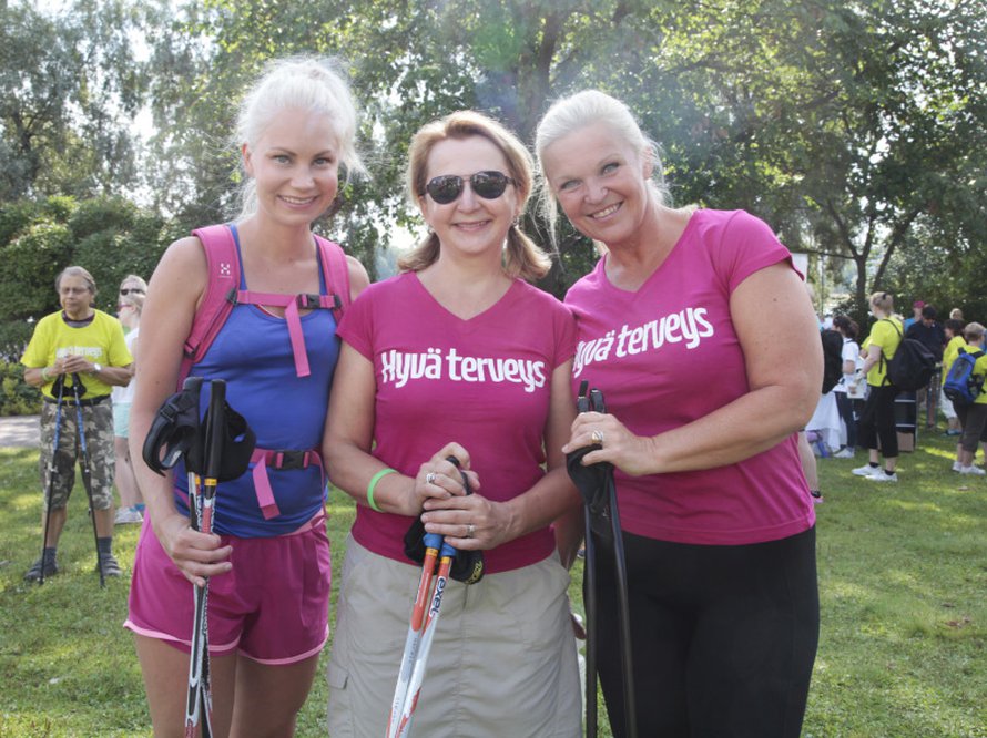 Bloggarit Sanna Malinen ja Raakel Lignell sek&auml; p&auml;&auml;toimittaja Taina Risto nauttivat helteest&auml;.