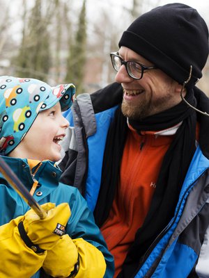 Paavo ja Panu-isä keräävät roskia luonnosta yhdessä. Kuva: <span class="photographer">Milka Alanen</span>