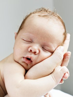 Pidä minua lähellä.  Vauva on rennoin  ja tyytyväisin, kun hän on lähellä  vanhemman  vartaloa.