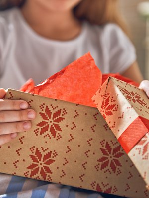 Tänä vuonna teinin paketista voisi löytyä vaikkapa pehmeä aamutakki tai pörrösukat. Kuva: <span class="photographer">iStockphotos</span>