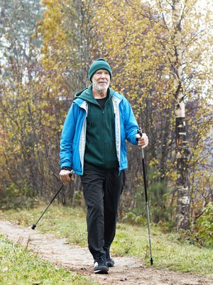 Metsään meno on seikkailu, jossa sauvat antavat myös turvaa.