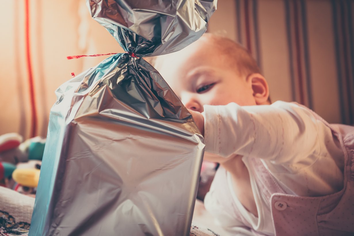 Noudata lelujen ikärajamerkintöjä tarkkaan. Jemmaa vauvan joulupakettiin vain sellaisia leluja, jotka ovat varmasti turvallisia pienelle käyttäjälle. Kuva: iStockphotos