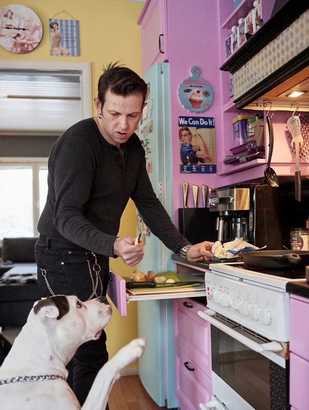 Lavikaisen perheeseen kuuluu myös amerikanbulldoggi Anita. Kuva: <span class="photographer">Tuomas Kolehmainen</span>