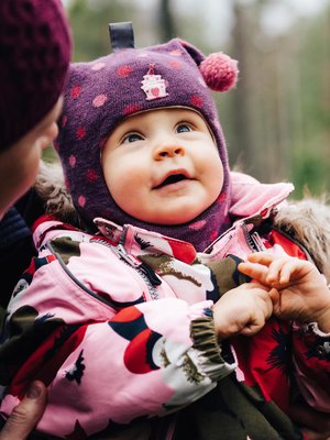Metsä tulee tutuksi, kun Sylvi kokeilee puiden karheita runkoja, tunnustelee kiviä ja silittää sammalen pehmeyttä. Kuvat: Jesse Karjalainen
