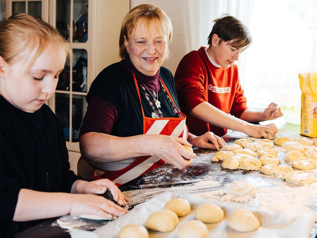 Veeti, 18, Valtteri, 16, Venni, 13, ja Pinja, 10, käyvät usein kertomassa mummille kuulumisia heti koulun jälkeen, kun vanhemmat eivät ole kotona. Tällä kertaa leipomispuuhissa ovat Pinja ja Valtteri. Kuva: Jesse Karjalainen
