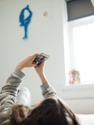 Puhelimeen on helppo turvautua, kun on tylsää. Puhu lapsen kanssa puhelimen käytöstä avoimesti, myös somemaailmasta. Kuva: <span class="photographer">iStockphoto</span>