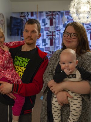 Viisi Toisenlaiset teiniäidit -ohjelmassa nähtyä äitiä palaa kertomaan, mitä heille kuuluu nyt. Yksi äideistä on 21-vuotias Petra, jolla on aviomiehensä Tatun kanssa kaksi lasta. Kuva: <span class="photographer">Nelonen Media</span>