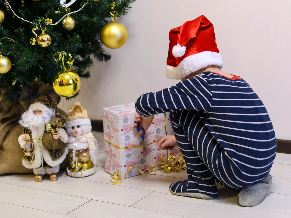 Olenko nyt ollut kiltti? Lastenpsykiatri kehottaa miettimään, onko uhkailu lahjattomalla joululla paras tapa opettaa lapselle riitojen ratkomista. Kuva: iStockphotos