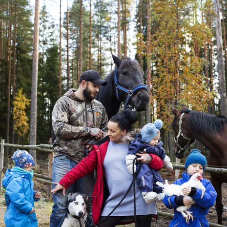 Kaikki järjestyy. Sam uskoo, että suunnittelemattomuus jättää tilaa lasten luovuudelle.  Hänen ja Tanjan perhearkeen kuuluvat kolmen lapsen lisäksi pariskunnan omistama kirpputori sekä eläimet: koira, hevoset, kissat ja kuusi kanaa.