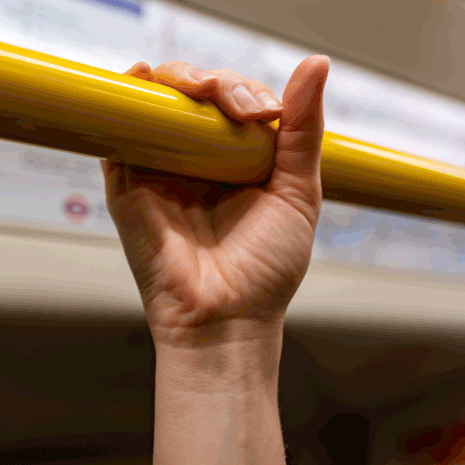 Keuhkoputkentulehduksen aiheuttaja on yleensä adeno- tai rhinovirus. Virukset tarttuvat herkästi väkijoukoissa, kuten liikennevälineissä ja kouluissa.