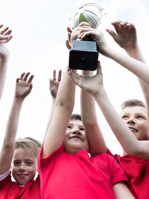 Huomio hyvään myös pelikentällä. Hehkuta kunnolla, kun lapsi onnistuu. Kuva: <span class="photographer">iStockphoto</span>