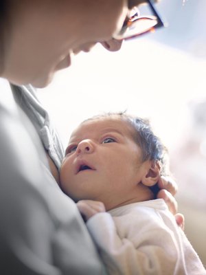 Näytä kieltä, kulta. Lääkäri voi katkaista kireän kielijänteen jo synnytyssairaalassa. Vauva toipuu toimenpiteestä nopeasti. Kuva: <span class="photographer">Getty Images</span>