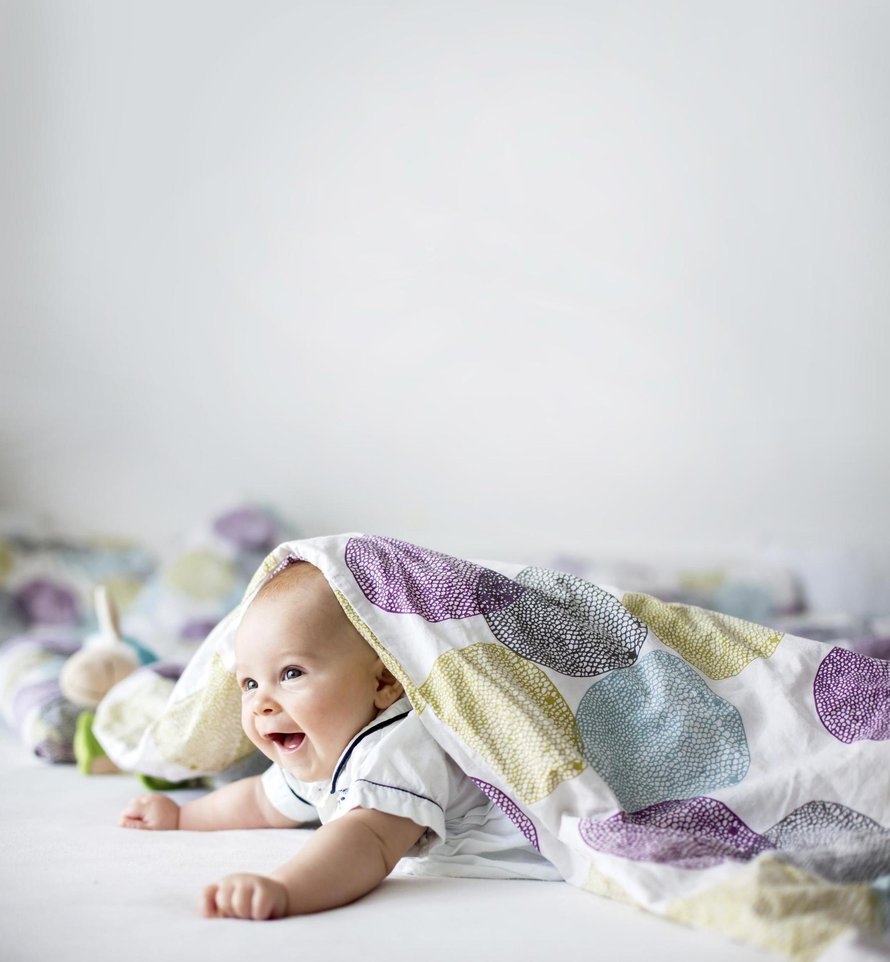 Oikea hetki jättää vauva ensimmäisiä kertoja hoitoon on silloin, kun itsestä siltä tuntuu. Vauvalla on hyvä olla jo ennustettava rytmi, jonka voi kertoa hoitajalle. Kuva: <span class="photographer">Getty Images</span>