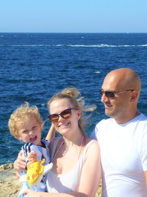 Anna, Federico ja heidän esikoispoikansa Alexis asuvat toistaiseksi Maltalla. Aikeissa kuitenkin on jakaa perheen arkea tulevaisuudessa enemmän vanhempien kotimaiden, Suomen ja Argentiinan välille.