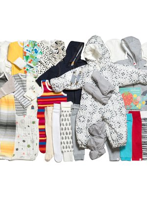 Uusi äitiyspakkaus on tässä. Kuvan yläreunassa näkyvät lastenlautanen ja -lusikka jätettiin pois pakkauksesta, koska ne eivät täyttäneet EU-asetuksia. Tilalle tulee kuumemittari. Kuvat: Kela