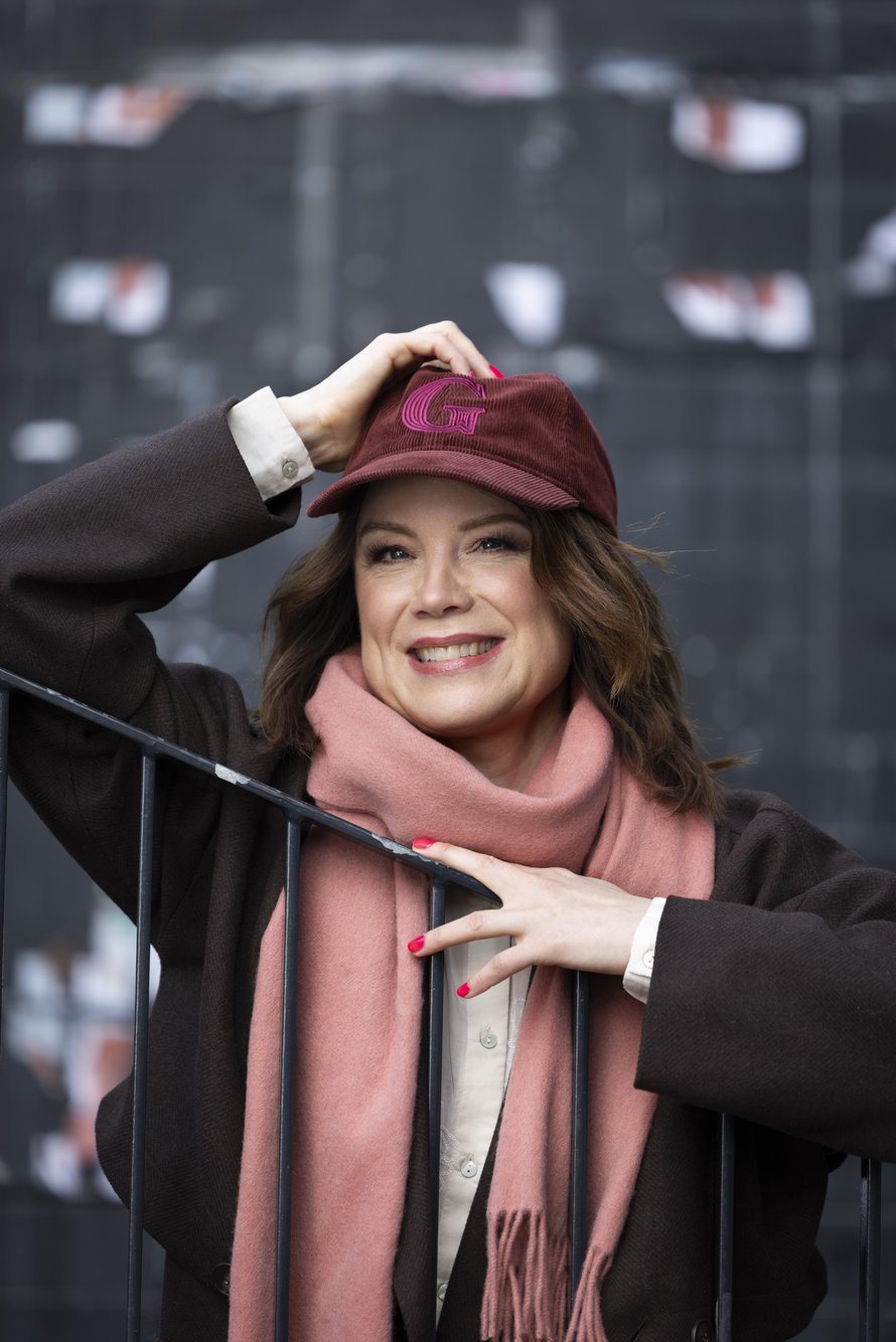 Emma Salokoski tunnetaan Emma Salokoski Ensemble -yhtyeestä ja etenkin Veden alla -kappaleesta.