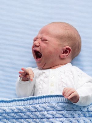 Vaikka vauvan itkun syytä ei heti ymmärtäisikään, tärkeintä on, että vauva voi luottaa siihen, että hän saa apua. Kuva: <span class="photographer">iStockphoto</span>