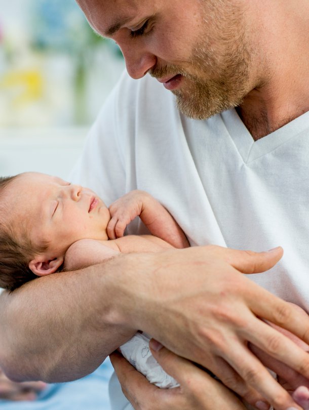 ”Parasta oli, kun mies silitti. Kertoi, kuinka ylpeä on minusta”, eräs äiti kertoo. Kuva: <span class="photographer">iStockphoto</span>