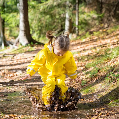 Kaikki leikki ulkona on hyväksi, mutta metsän terveysvaikutuksista on tieteellistä näyttöä. Kuva: iStockphoto
