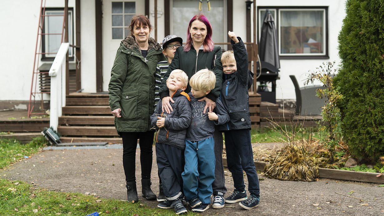 Apuna Anun perheen arjessa on hänen äitinsä Tiina, joka hoitaa lapsia Anun töiden ajan. Kuva: AVA