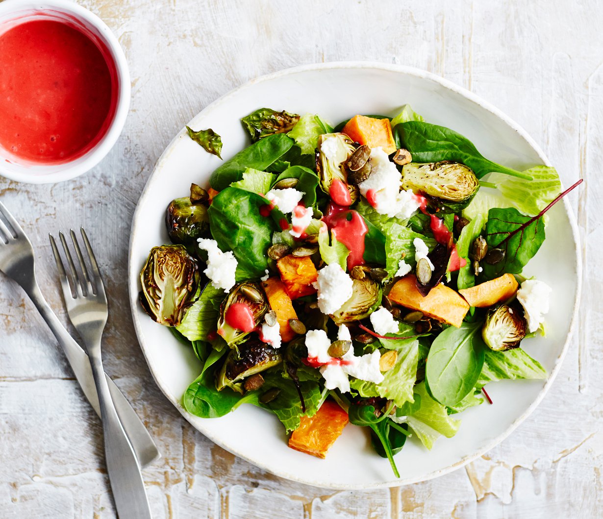 Talvisalaatti on mainio vegealkupala. Vadelmavinaigrette antaa vuohenjuustolle ja kasviksille ihanan makuparin.