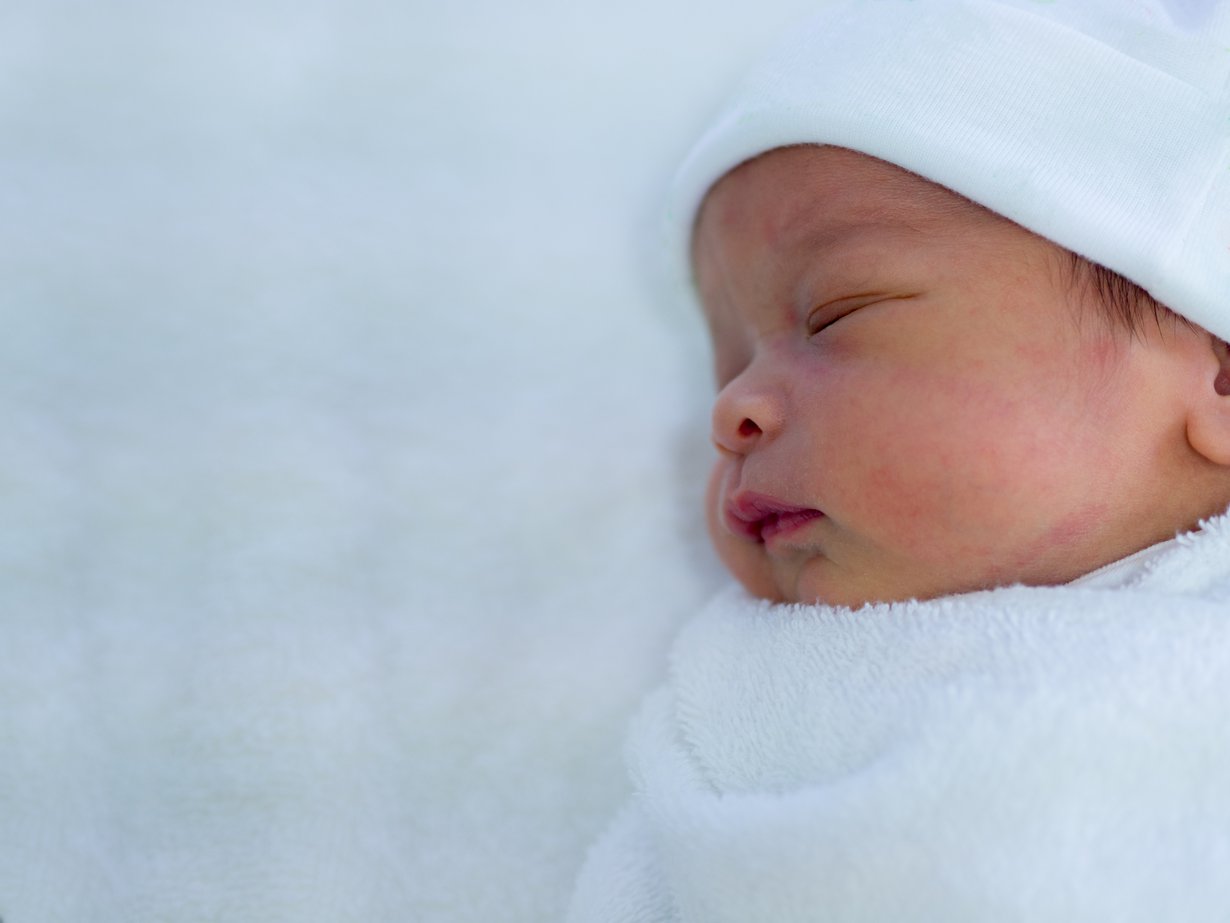 Vastasyntyneen keltaisuutta mitataan valomittarilla synnytyssairaalassa. Kuva: iStockphoto