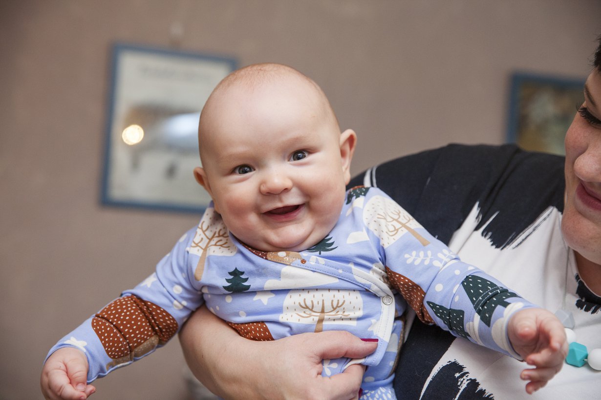 Juuso on rauhallinen ja tyytyväinen vauva. Parannuttuaan Johanna päätti, että tärkeintä on olla läsnä omalle perheelle.