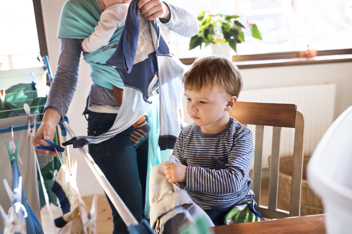 ”Äiti taitaa monesti kantaa vastuun kodin ja lasten asioista, vaikka mies osallistuukin tekemällä asioita, kun häntä pyydetään", lukija kirjoittaa. Kuva: iStockphoto.