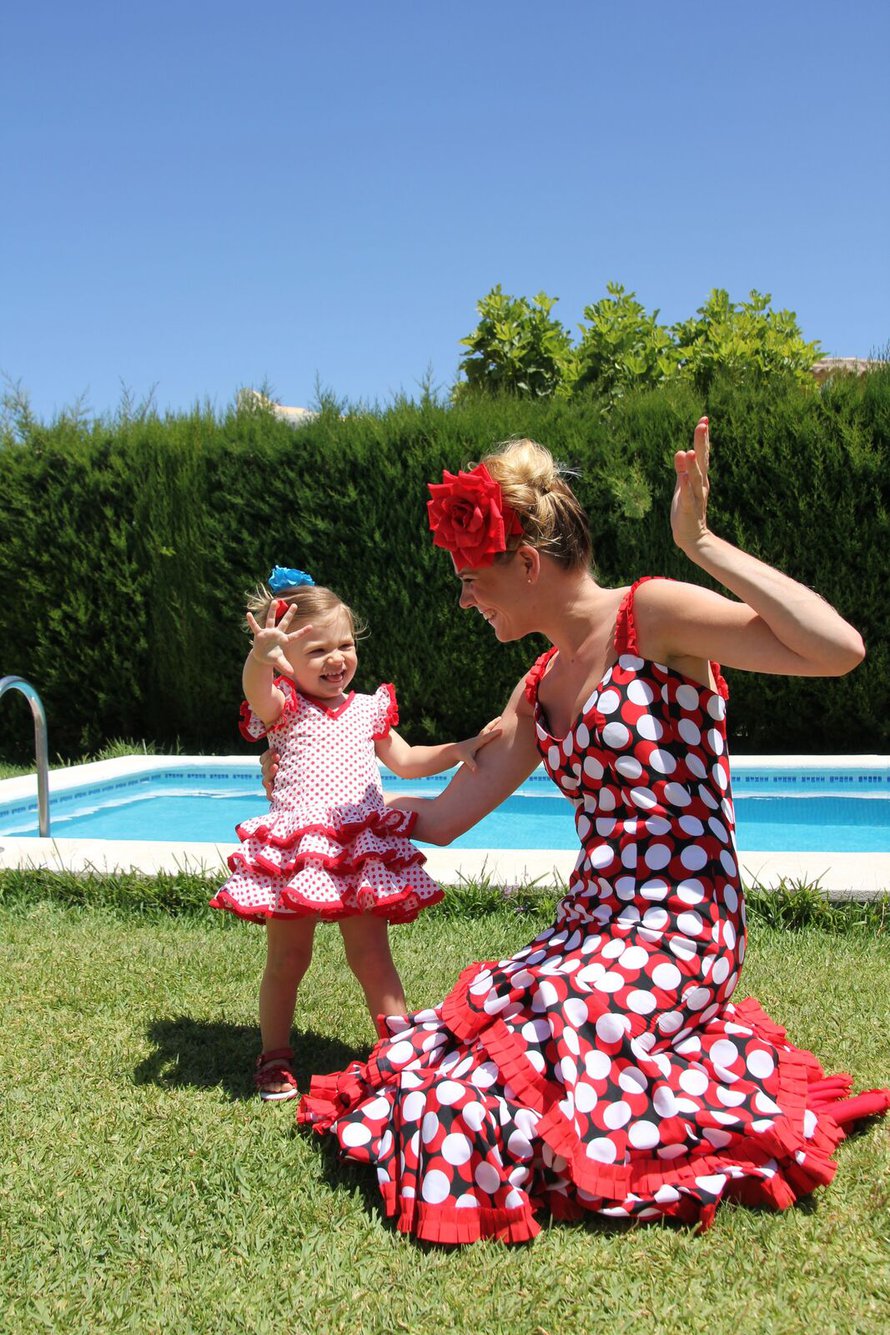 Inari ja Ronja viettivät espanjalaista kyläjuhlaa, feriaa, perinteisissä flamencoasuissa. Kuva: Alice Ahlfors