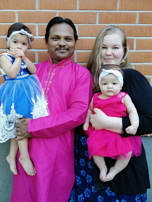 Kuvassa Reza ja Petra tyttäriensä kanssa. Esikoistytär Raiza syntyi marraskuussa 2017 ja kuopus Roza maaliskuussa 2019. Kuva: <span class="photographer">Petran ja Rezan kotialbumi</span>