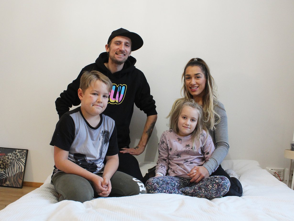 Kuvassa uusperheen vanhemmat Alex ja Disa, sekä Disan lapset Luca, 9, ja Belicia, 7. Kuva: Anette Kärkkäinen