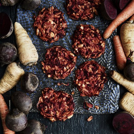 Maapähkinä korostaa palsternakan pähkinäisiä makuja ja antaa pihveihin kuitua ja pehmeitä rasvoja.