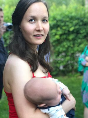 Rapanen vastustaa kertakäyttökulttuuria: hänen esikoisensa nimijuhlissa ei käytetty kertakäyttöastioita, ja koristeet syntyivät paperinkeräyksessä olleista lehdistä.